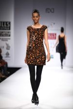 Model walks the ramp for Mynah_s Reynu Tandon at Wills Lifestyle India Fashion Week Autumn Winter 2012 Day 5 on 19th Feb 2012 (32).JPG